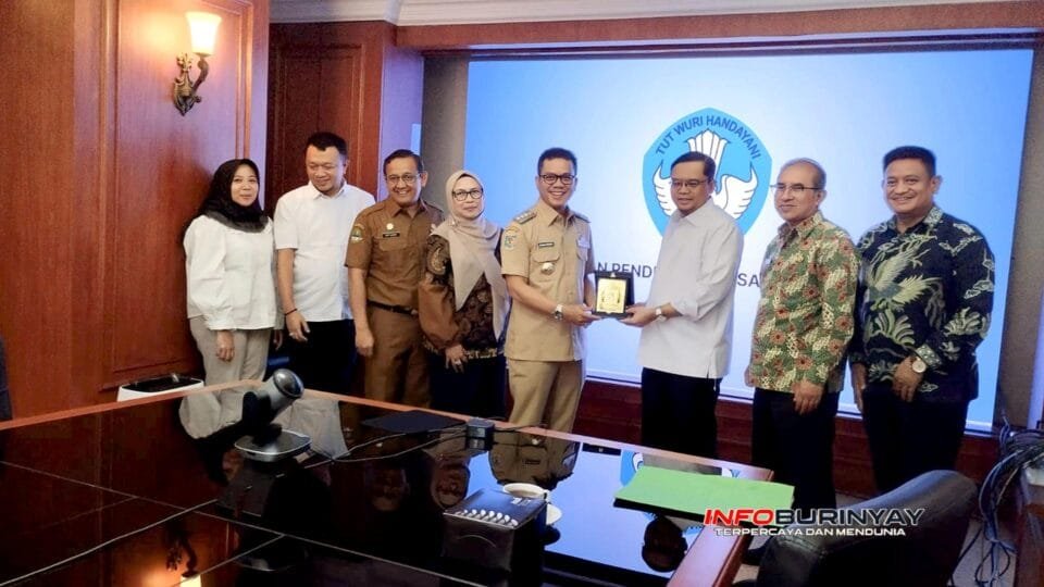Bupati Bandung Dadang Supriatna menerima cinderamata dari Ditjen PAUD Dikdasmen Kemendikdasmen saat konsultasi pembiayaan guru PPPK paruh waktu di Jakarta.