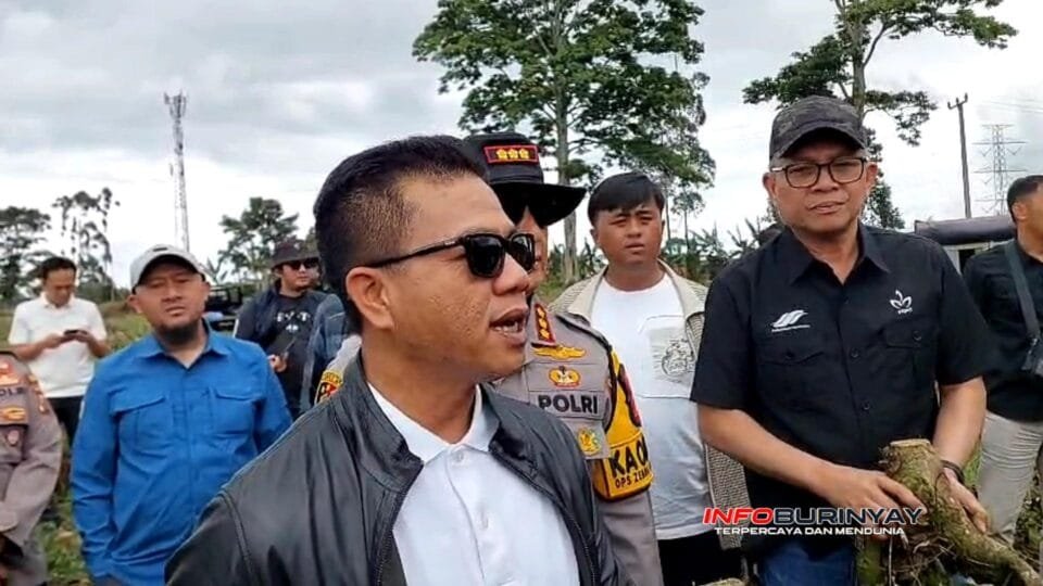 Bupati Bandung Dadang Supriatna meninjau lokasi penebangan ilegal di Pangalengan sambil memberikan pernyataan terkait dampak banjir bandang.