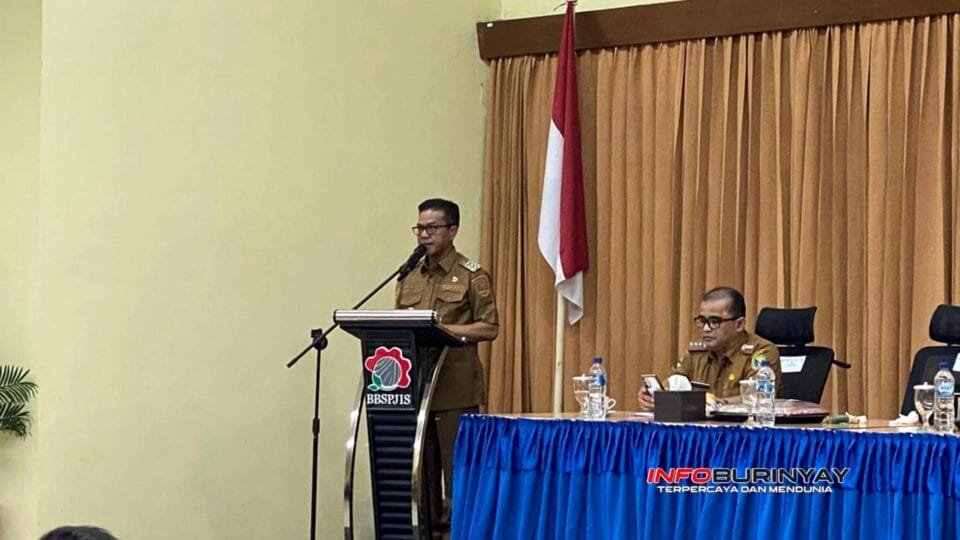 Bupati Bandung Dadang Supriatna menyampaikan arahan saat Rapat Koordinasi Sinergitas Pentahelix Penanganan Banjir di Gedung Pinus BBSPJIS, Dayeuhkolot.