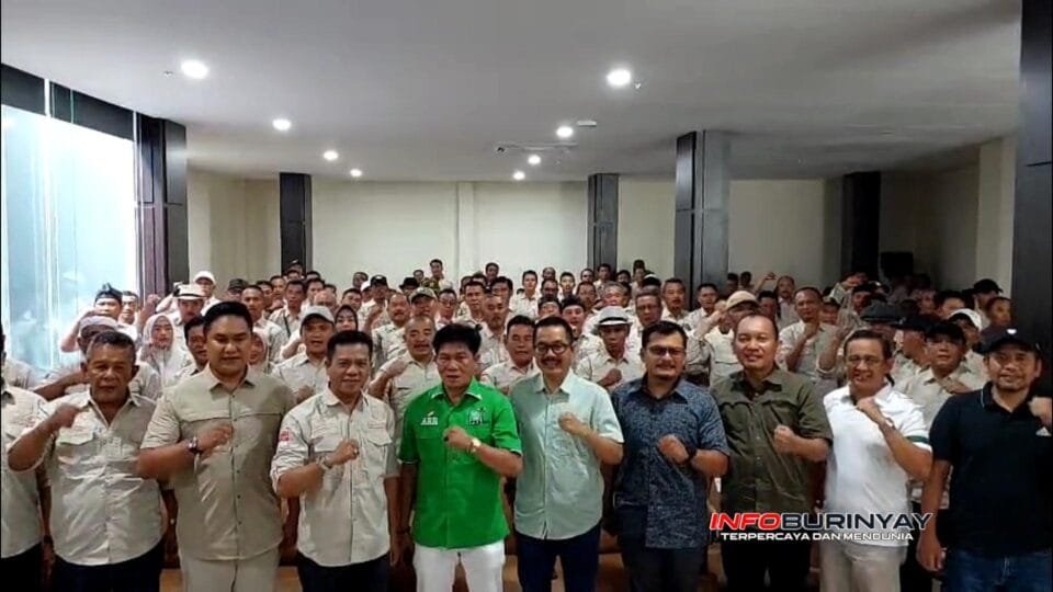 Bupati Bandung bersama jajaran pengurus dan kepala desa APDESI Kabupaten Bandung saat kegiatan Capacity Building di Pangandaran.