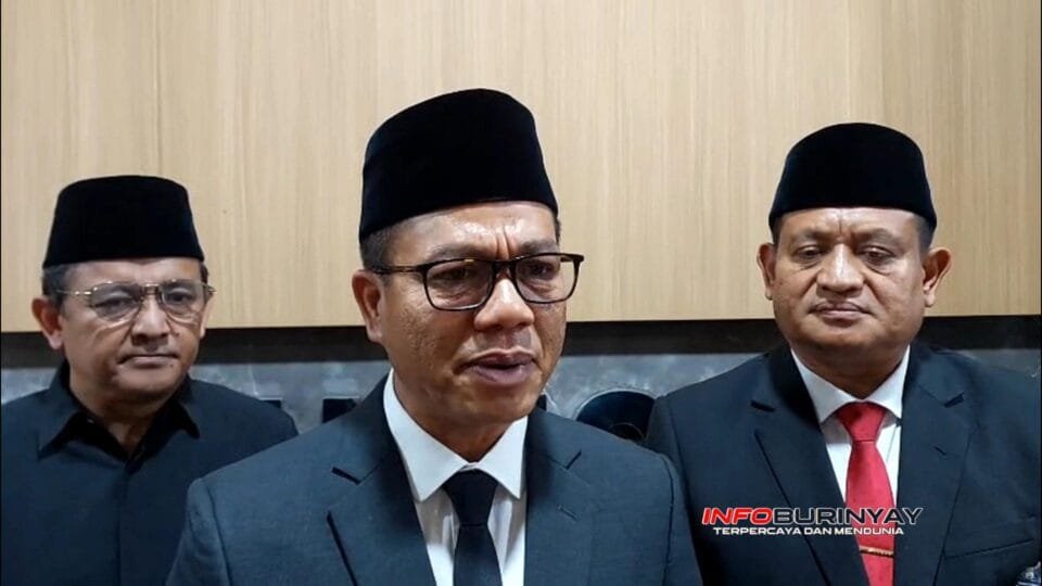 Bupati Bandung memberikan keterangan pers usai melantik 309 kepala sekolah di Gedung Moch. Toha Kabupaten Bandung.