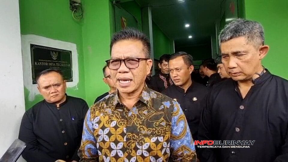 Bupati Bandung memberikan keterangan seusai rapat koordinasi penanganan banjir di Kantor Desa Tegalluar.