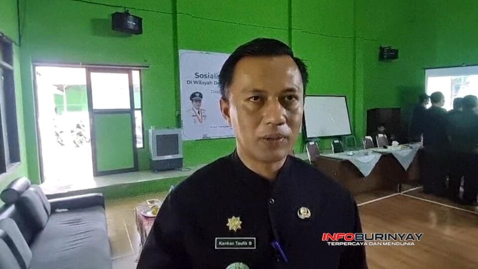 Camat Bojongsoang memberikan keterangan usai rapat koordinasi penanganan banjir berbasis RW di Aula Desa Tegalluar.