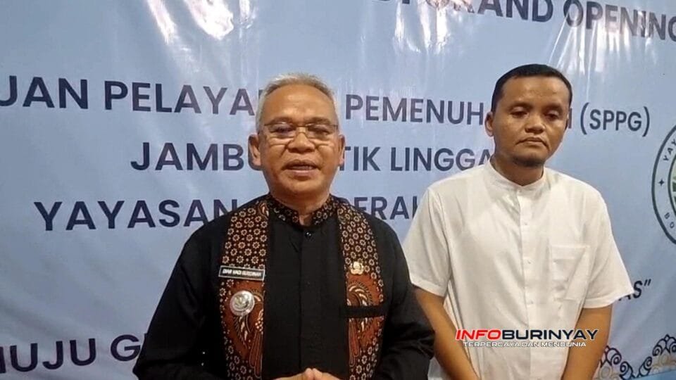 Camat Rancaekek Ir. H. Diar Hadi Gusdinar (kiri) bersama Ketua Yayasan Anugerah Boga Abadi Taufan Giovanni Dinata (kanan) saat grand opening Satuan Pelayanan Pemenuhan Gizi (SPPG) di Desa Linggar, Kecamatan Rancaekek, Kabupaten Bandung, Kamis 13 November 2025.