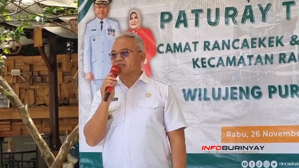 Camat Rancaekek berbicara di acara Paturay Tineung pada 26 November 2025 di Los 135 Paseh.