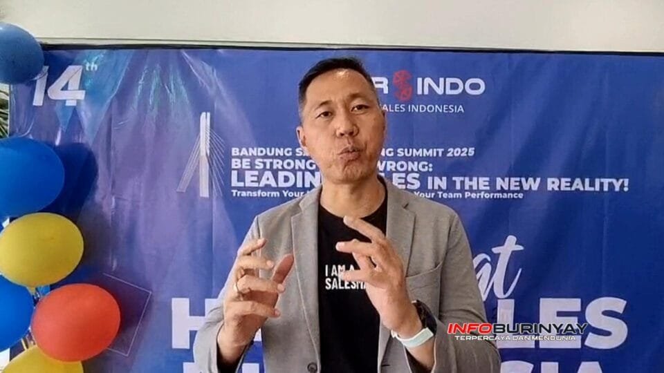 Deni Budiman, Ketua Komisi Profesi Sales Indonesia (KOMPROSI), saat diwawancarai dalam acara Bandung Sales Gathering Summit 2025 bertema “Be Strong When Things Go Wrong Leading Sales in The New Reality” di Bandung.