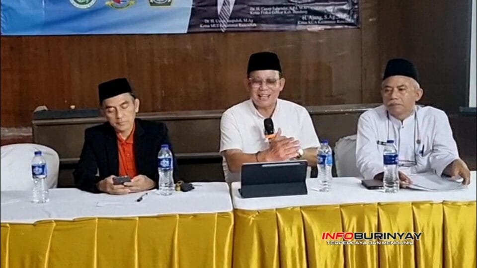 Dr. H. Cecep Suhendar, S.Pd., M.Si. (tengah) memaparkan materi tentang keabsahan nikah saat kegiatan Reses Masa Sidang I Tahun 2025 di GOR Desa Sukamanah, Rancaekek, Kabupaten Bandung, Jumat 7 November 2025.