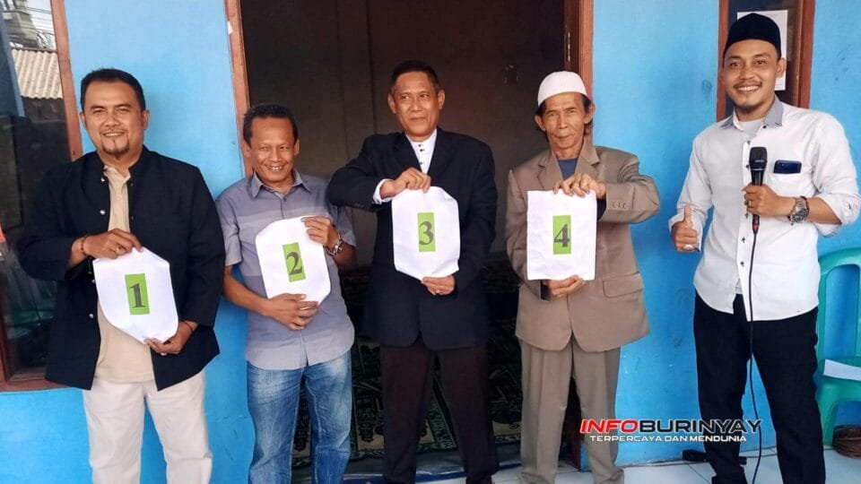 Empat calon Ketua RW 04 Mulyasari Desa Gandasari Katapang menunjukkan nomor urut hasil pengundian Pil RW 2025.