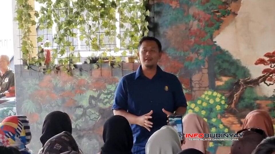 Faisal Radi Sukmana berbicara di hadapan konstituen saat kegiatan Reses Masa Sidang I Tahun 2025 di Cafe Ayam Goreng Abah Yayat, Kampung Depok, Desa Linggar, Kecamatan Rancaekek, Kabupaten Bandung.