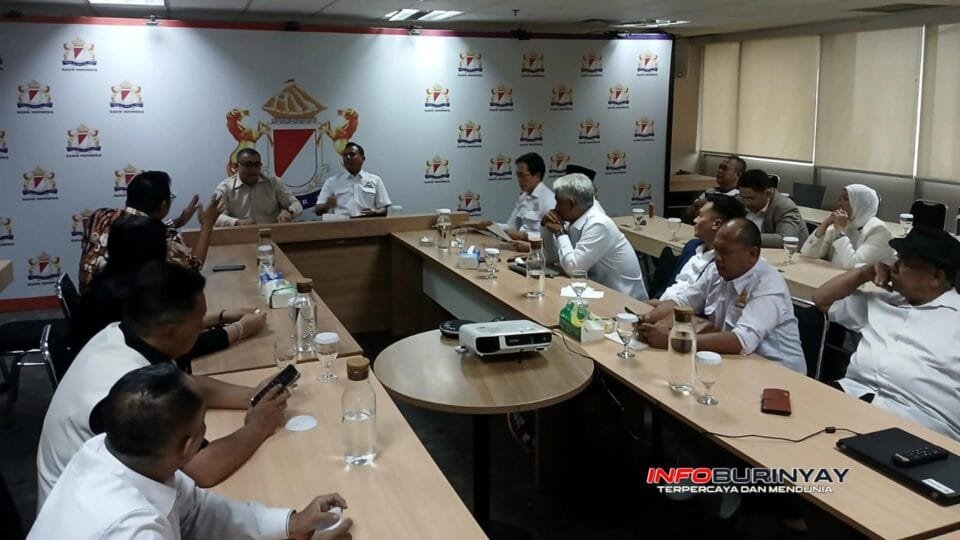 Forum Kadin Kota Kabupaten Jawa Barat saat menyampaikan aspirasi kepada pengurus Kadin Pusat di Gedung Menara Kadin, Jakarta.