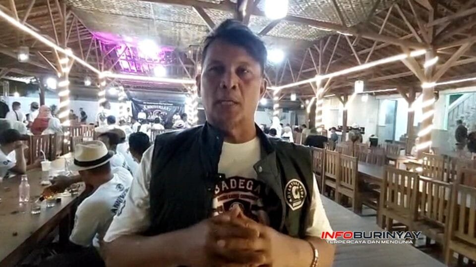 H. Iyep Jamaludin, Anggota DPRD Kabupaten Bandung dari Fraksi Golkar, saat memberikan pernyataan dalam perayaan HUT ke-8 Badega Kabupaten Bandung di Dian Resto, Kampung Turis Pangandaran, Jumat (31102025) malam.