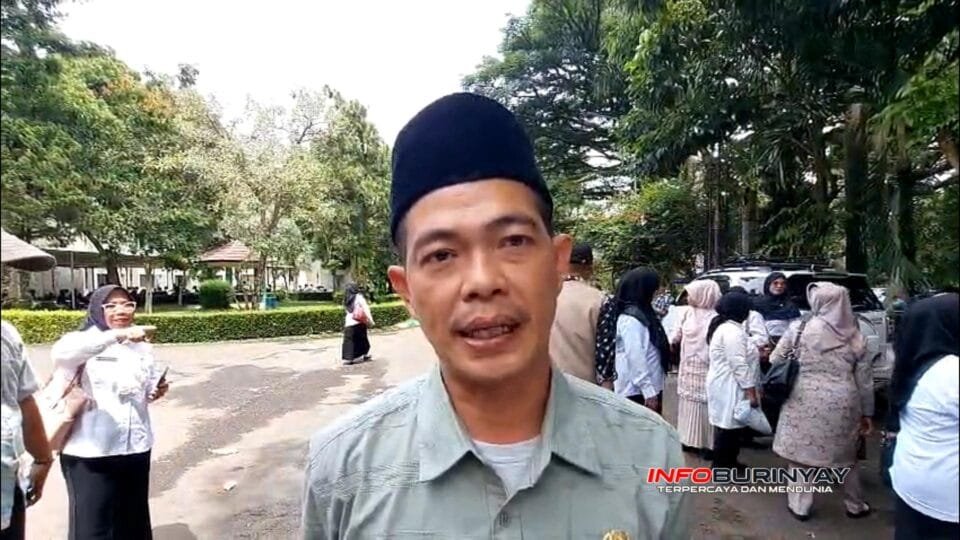 Kabid SMP Disdik Kabupaten Bandung, memberikan penjelasan terkait pelantikan 309 kepala sekolah, usai mengikuti prosesi pelantikan dan pengambilan sumpah di Gedung Moch. Toha.