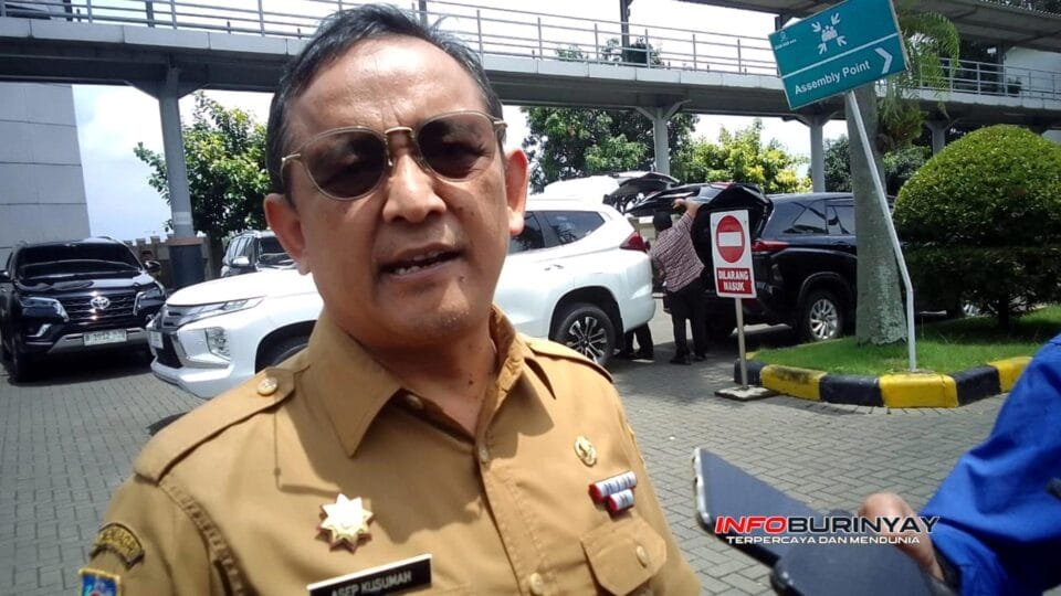 Kadisdik Kabupaten Bandung Asep Kusumah memberikan keterangan kepada media terkait kelanjutan pembebasan lahan pembangunan SMPN 6 Pangalengan di area Hotel Sutan Raja Soreang, Senin (3112025).