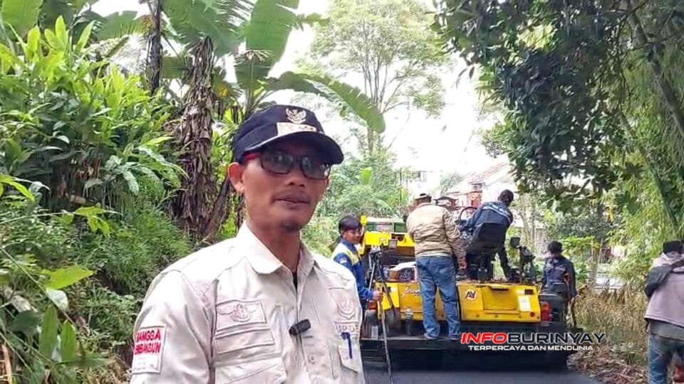 Kepala Desa Panyocokan Usep Komara, memberikan keterangan di lokasi pengaspalan hotmix sambil memantau proses pekerjaan jalan di Kampung Jaringao, Ciwidey