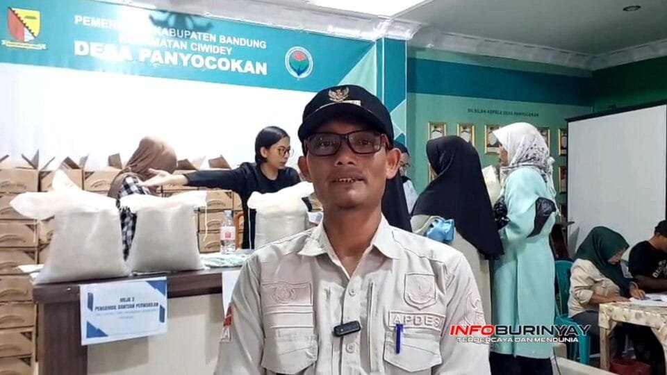 Kepala Desa Panyocokan Usep Komara saat diwawancarai di lokasi penyaluran bantuan pangan beras dan minyak goreng untuk 773 KPM di Aula Desa Panyocokan, Ciwidey.