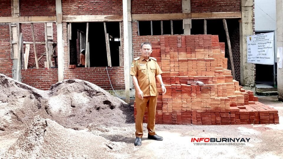 Kepala Desa Pulosari Agus Rusman meninjau pembangunan kantor desa baru yang didanai dari bonus produksi panas bumi di Kecamatan Pangalengan, Kabupaten Bandung.