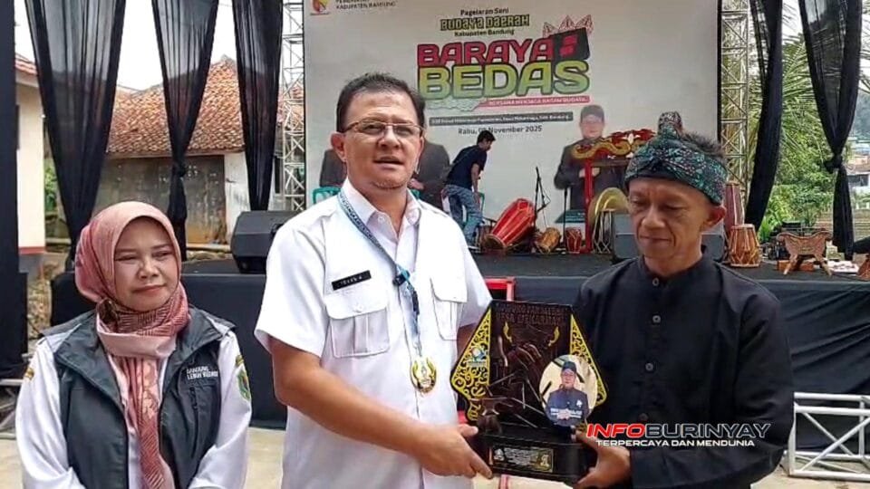 Kepala Dinas Kebudayaan Kabupaten Bandung Irvan Ahmad memberikan apresiasi kepada Kepala Desa Mekarmaju Usep Bunyamin pada peringatan HUT ke-41 Desa Mekarmaju di halaman GOR Futsal Mekarmaju, Kecamatan Pasirjambu, Rabu (5112025).