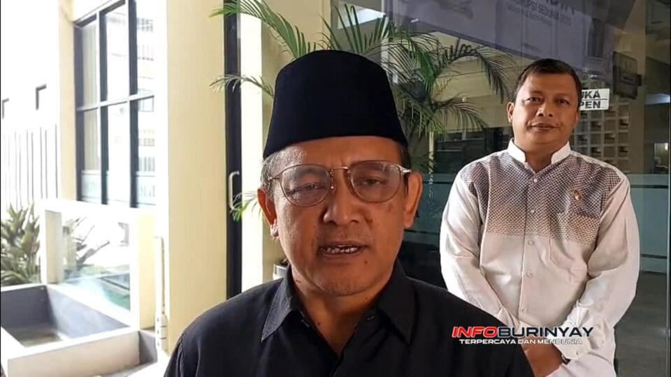 Kepala Dinas Pendidikan Kabupaten Bandung, Asep Kusumah, S.Sos., M.Si., memberikan keterangan pers didampingi stafnya di lingkungan kantor Pemerintah Kabupaten Bandung