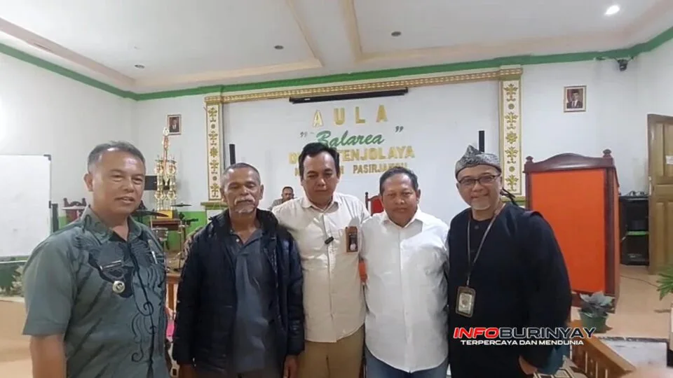 Kepala Seksi Wilayah I Balai Perhutanan Sosial Bogor Ruhiat S.Hut bersama perwakilan dinas kehutanan dan tokoh masyarakat di Aula Desa Tenjolaya Kecamatan Pasirjambu Kabupaten Bandung.