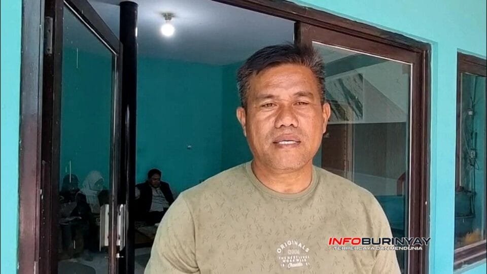 Ketua BPD Sukamanah saat memberikan pernyataan terkait perekrutan anggota Koperasi Desa Merah Putih di Sekretariat KDMP Sukamanah, Rancaekek, Kabupaten Bandung