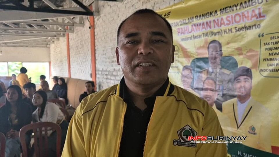 Ketua DPD Partai Golkar Kabupaten Bandung H. Sugianto memberikan pernyataan saat syukuran gelar Pahlawan Nasional Jenderal Besar HM Soeharto di Cimenyan.