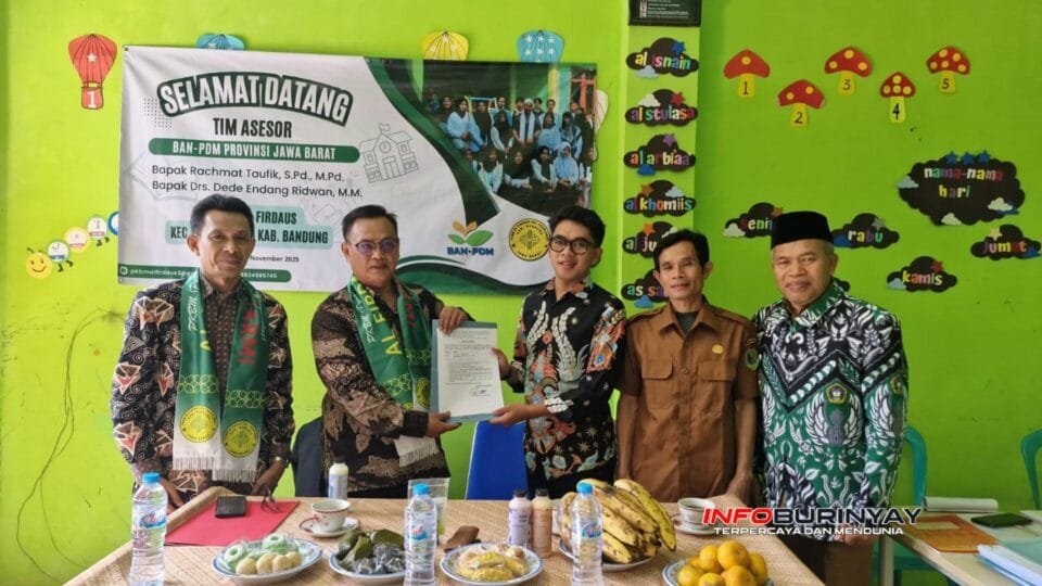 Ketua PKBM Al-Firdaus, Muhamad Jimli (berkemeja hitam bercorak), menyerahkan dokumen kepada Ketua Tim Asesor BAN PDM Jawa Barat, Rachmat Taufik, S.Pd., M.Pd. (berkemeja batik berselendang hijau) saat visitasi akreditasi di PKBM Al-Firdaus Pasirjambu, Kabupaten Bandung.