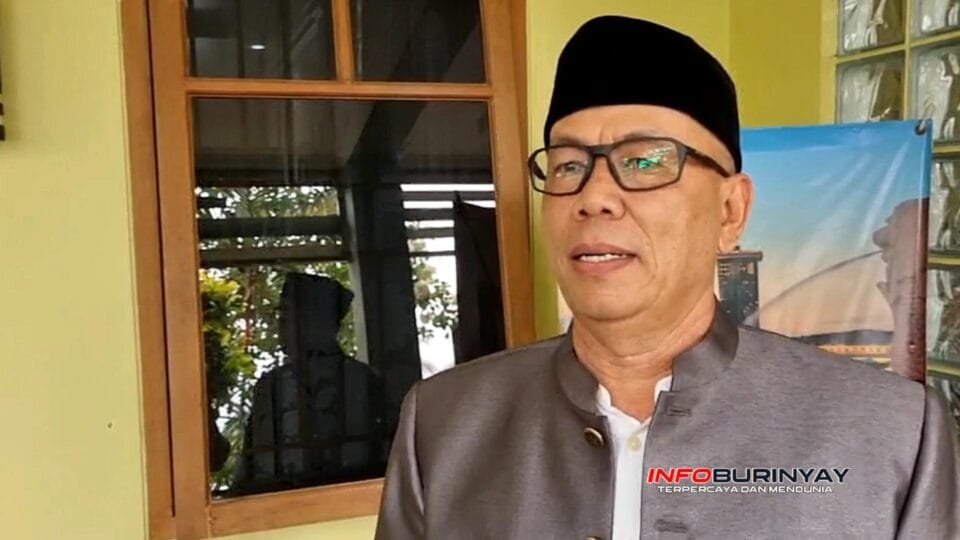 Ketua Yayasan Pendidikan Pembangunan Generasi Muda Indonesia (YPPGMI), H. Asep Ikhsan, S. Pd., M. Pd., M.M, memberikan keterangan kepada media di area gedung acara.