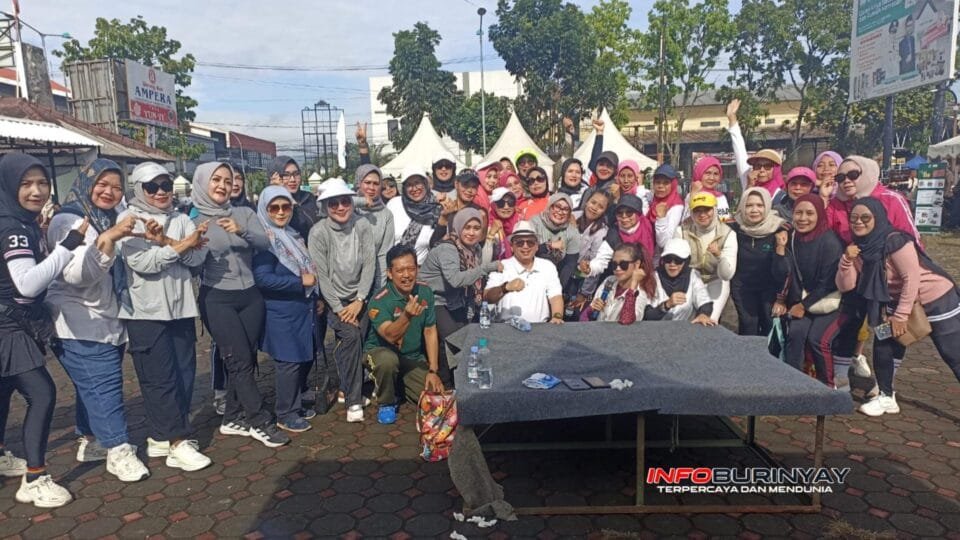 Kadisdagin Kabupaten Bandung bersama peserta senam dan pelaku IKM di acara Galeri Grya Bedas, kegiatan Disdagin yang memadukan olahraga dan pameran produk lokal.