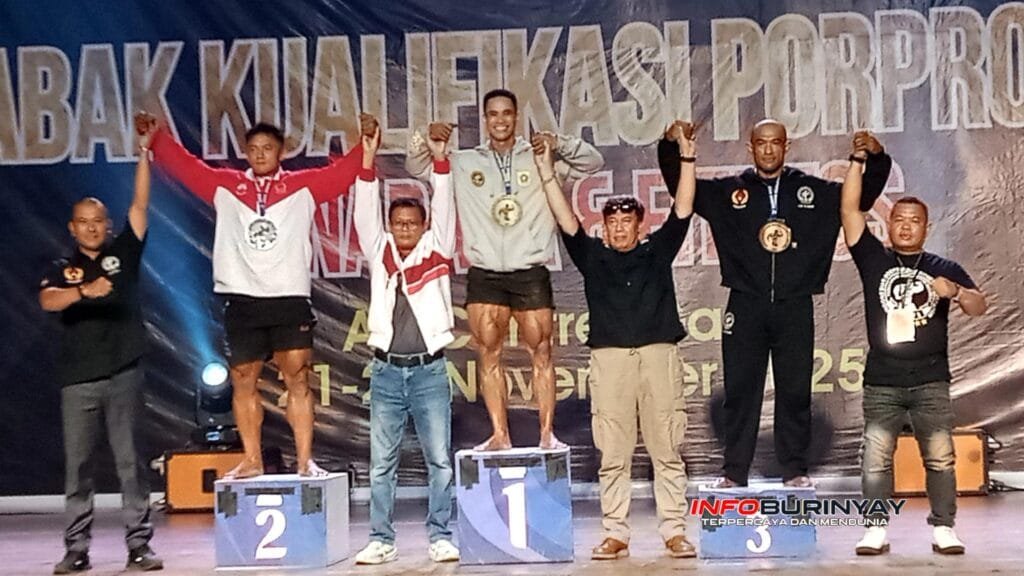 Ketua PBFI Kabupaten Bandung H.Berry (ketiga dari kanan) berfoto usai mengalungi medali perunggu kepada Ali Karna, Juara 3, kelas 85 Kg plus, di Art Centre Garut, Minggu, (23/11/25)