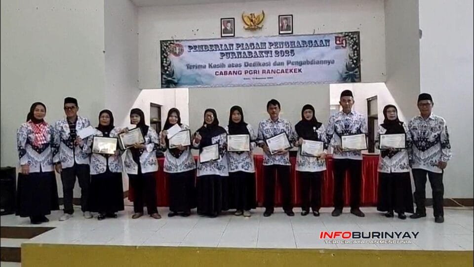 Guru purna bakti Kecamatan Rancaekek menerima piagam penghargaan dari PGRI Cabang Rancaekek di Gedung Serbaguna PGRI Desa Bojongloa, Kabupaten Bandung, Kamis 13 November 2025.
