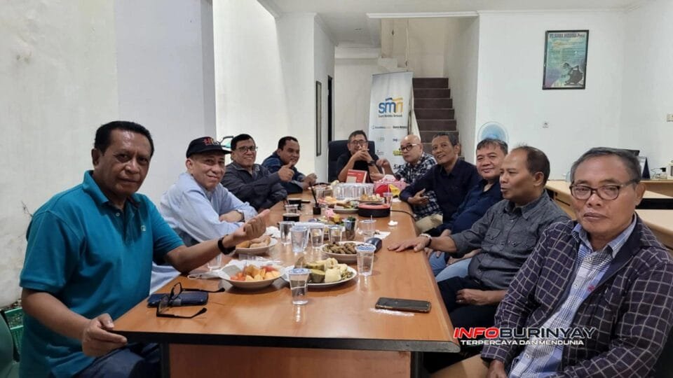 Para anggota Forum Wartawan Kebangsaan mengikuti Diskusi Reboan membahas percepatan pelaksanaan Putusan MK terkait Reformasi Polri.