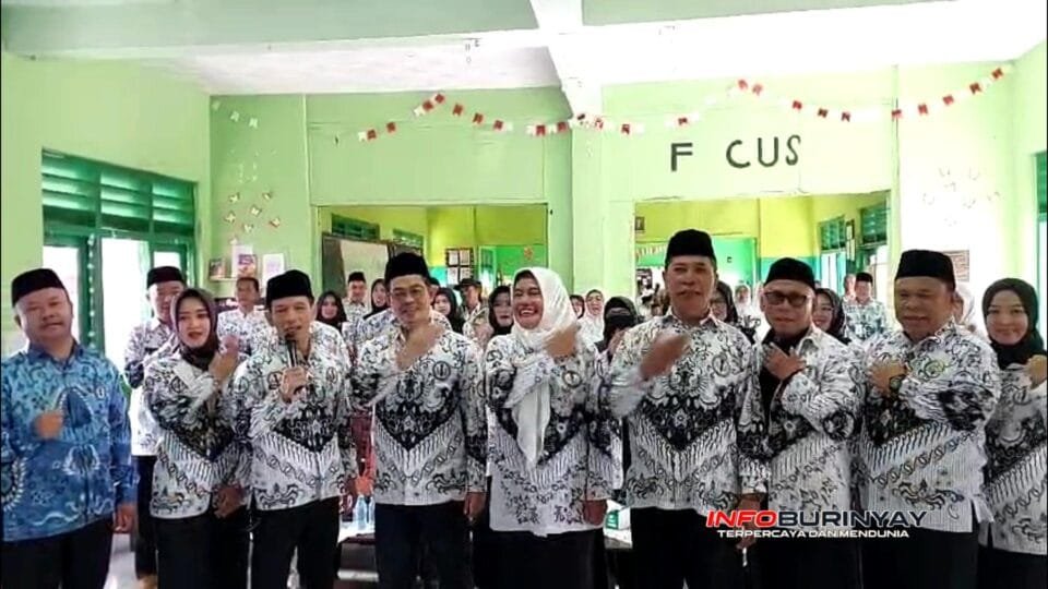 Para guru anggota PGRI Kecamatan Pasirjambu berfoto bersama seusai pelaksanaan Konferensi Cabang (Konfercab) PGRI Tahun 2025 di SMPN 1 Pasirjambu, Kabupaten Bandung.