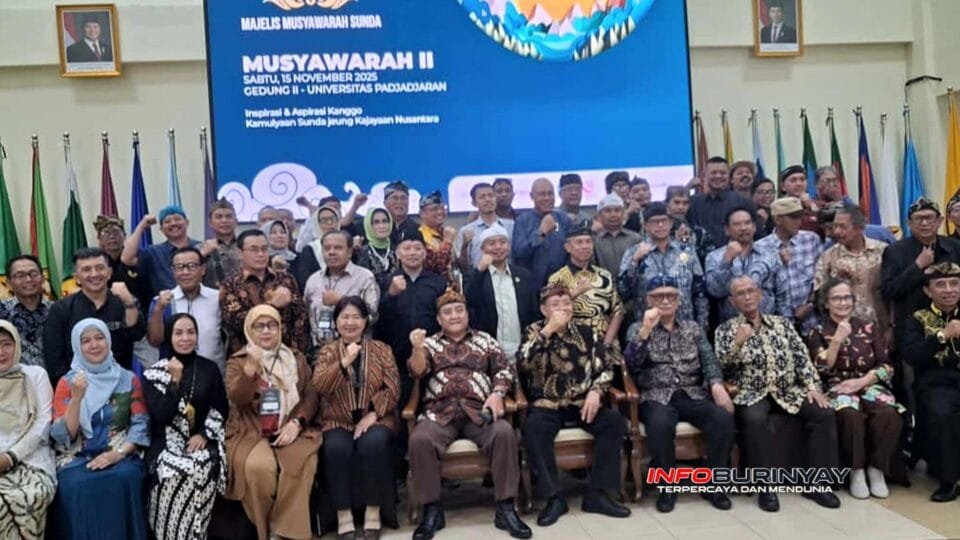 Para tokoh Sunda lintas generasi berfoto bersama dalam Musyawarah II Majelis Musyawarah Sunda (MMS) di Universitas Padjadjaran, Bandung, bersama perwakilan DPRD Jabar
