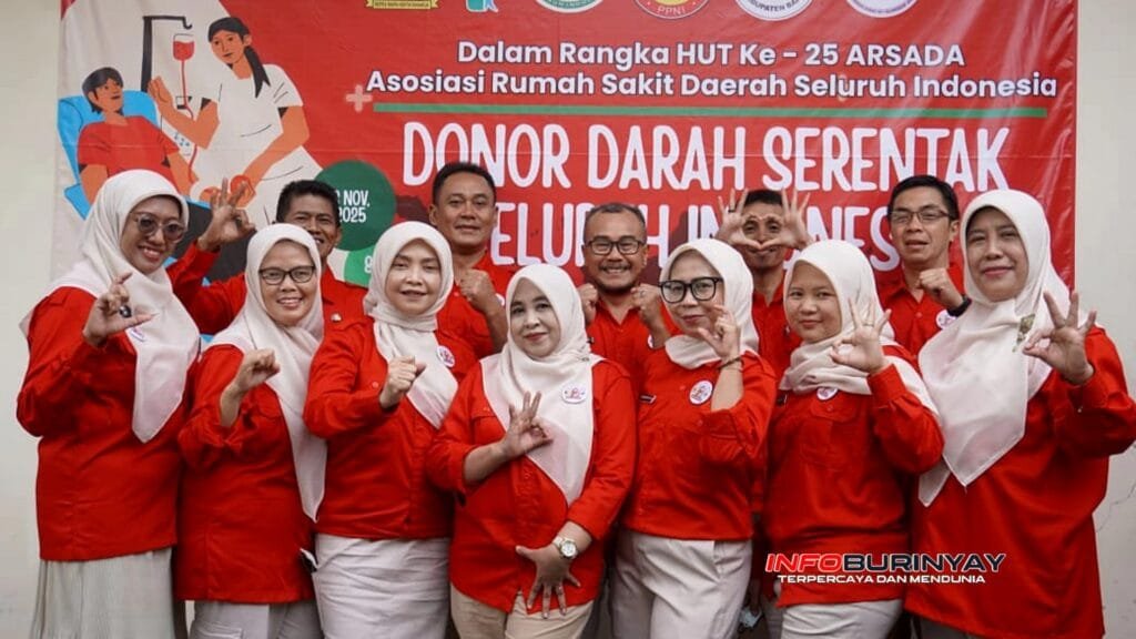 Pegawai RSUD Majalaya berpose bersama seusai kegiatan donor darah dalam rangka HUT ke-25 ARSADA di Kabupaten Bandung.