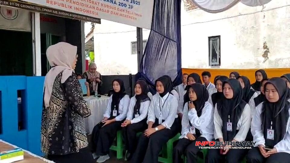 Pelatihan menjahit di LKP Yani 20 Ciparay tahun 2025, Ketua LKP memberikan pengarahan kepada peserta program PKK dari Direktorat Kursus dan Pelatihan, Kabupaten Bandung.