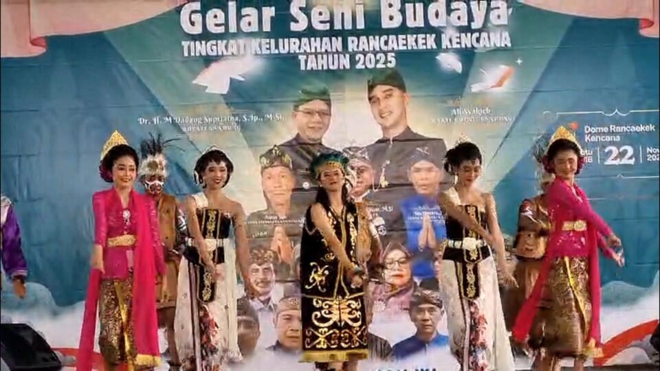 Penampilan tarian Nusantara pada Gelar Seni Budaya Tingkat Kelurahan Rancaekek Kencana 2025 di Dome Kecamatan Rancaekek.
