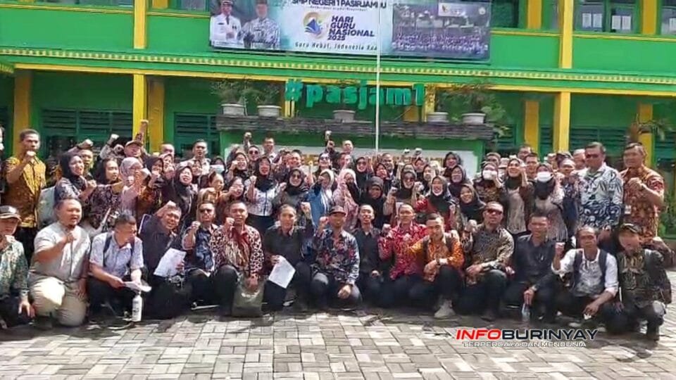 Peserta Bakti Mengajar CPNS KPK berfoto bersama di halaman SMPN 1 Pasirjambu, Kabupaten Bandung, usai kegiatan pembinaan nilai integritas oleh BP3KSDMT Kemenhub.