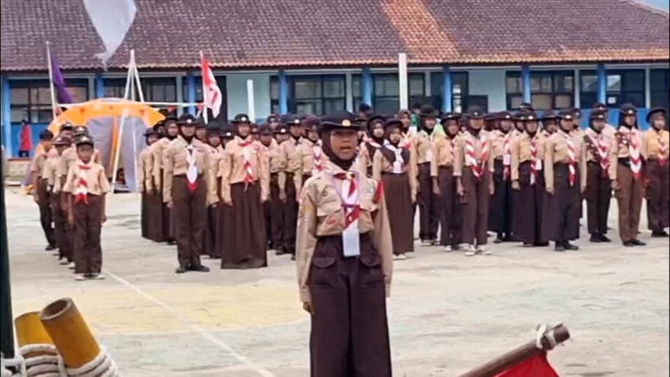 Peserta Lomba Tingkat II Gerakan Pramuka Kwarran Rancaekek berbaris rapi dalam upacara penutupan di halaman SMPN 2 Rancaekek.
