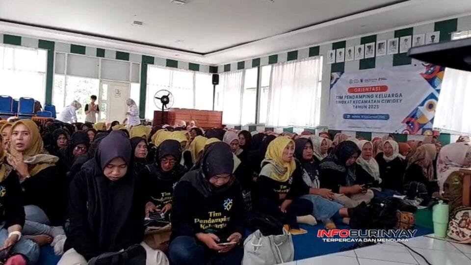 Peserta Orientasi Tim Pendamping Keluarga Kecamatan Ciwidey 2025 mengikuti sesi materi di Aula Bhakti Praja Ciwidey.
