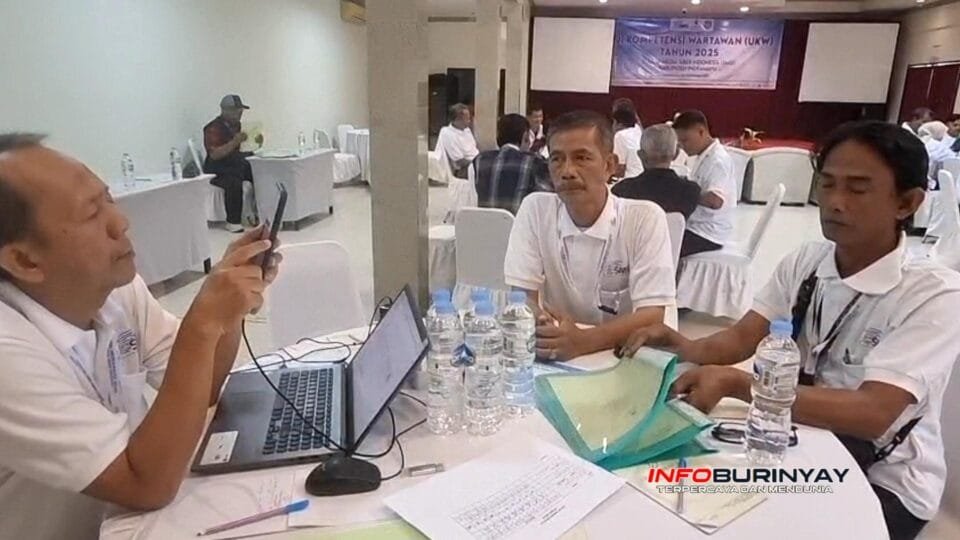 Peserta Uji Kompetensi Wartawan di Indramayu mengikuti sesi penilaian dengan mengerjakan tugas praktik di meja ujian.