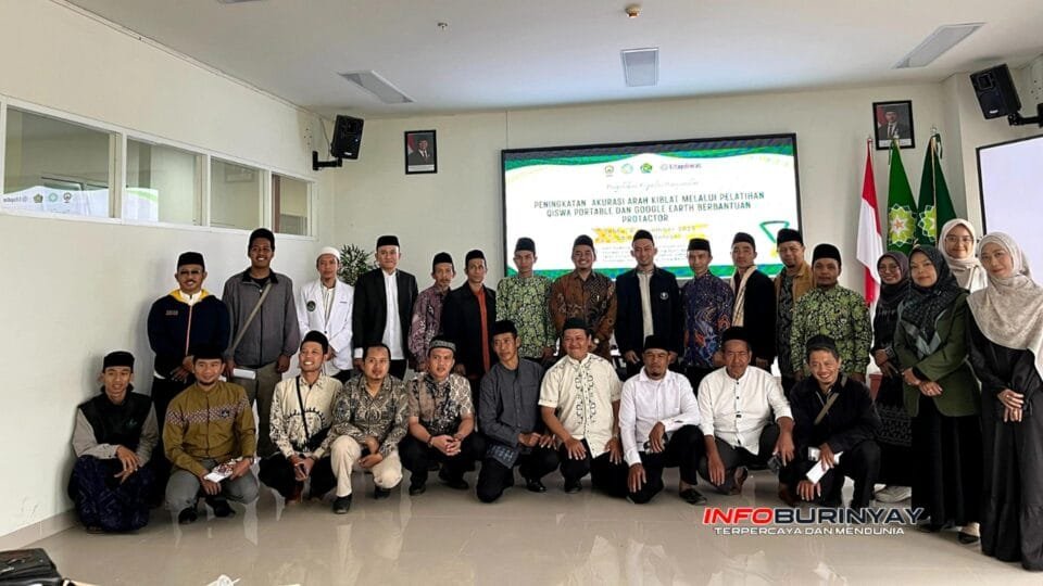 Peserta pelatihan arah kiblat akurat Fakultas Tarbiyah dan Keguruan UIN Sunan Gunung Djati Bandung bersama DMI Cileunyi berfoto bersama setelah sesi praktik Qiswa Portable dan Google Earth.