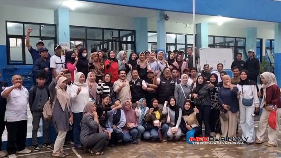 Peserta seminar kewirausahaan LPM Kabupaten Bandung berfoto bersama seusai sesi pelatihan di Aula SDIT Bina Muda Cicalengka.