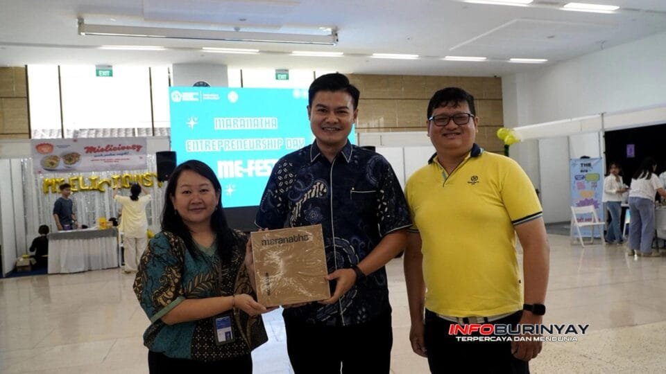 Rizky Prasetya Handani menerima cinderamata saat hadir di Maranatha Entrepreneurship Day 7.0.