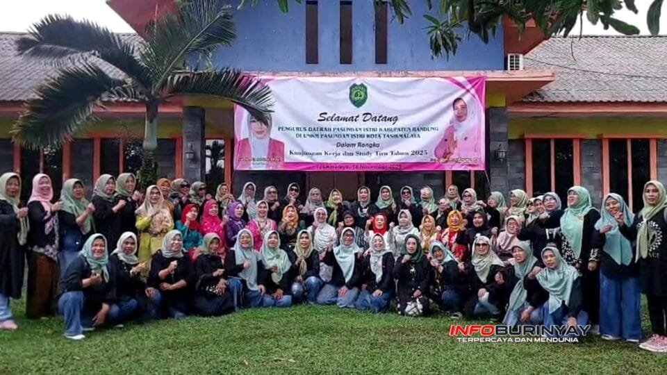 Rombongan Pasundan Istri Kabupaten Bandung dan Pasundan Istri Kota Tasikmalaya berfoto bersama usai kunjungan kerja dan studi tiru di Bale Binangkit Tasikmalaya.