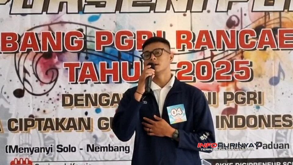 Seorang peserta lomba menyanyi solo Porseni PGRI Rancaekek 2025 sedang tampil di atas panggung sambil memegang mikrofon.