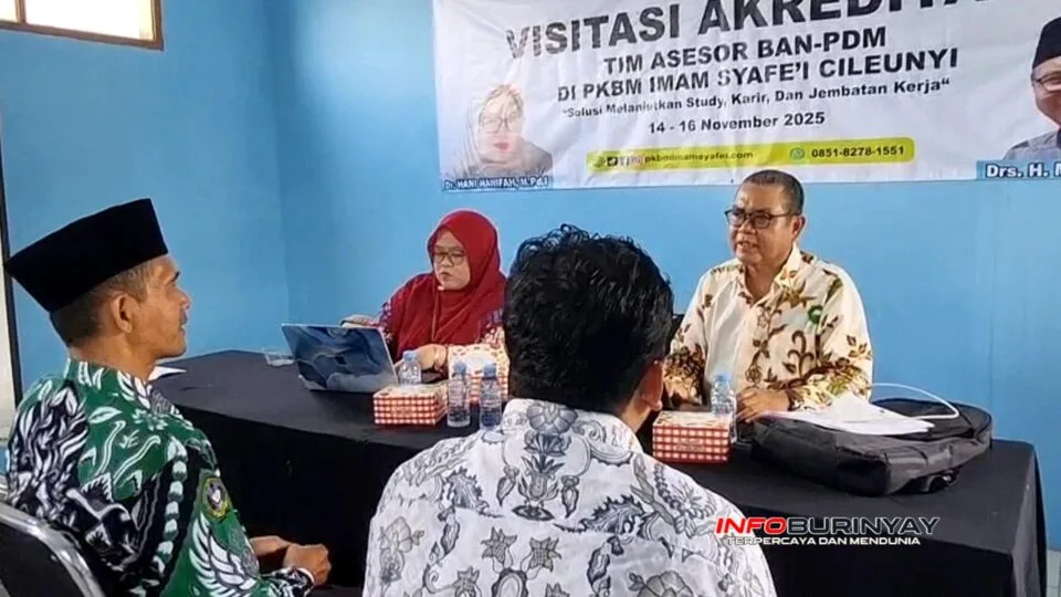 Tim asesor BAN-PDM Jawa Barat mewawancarai tutor PKBM Imam Syafei pada hari kedua visitasi akreditasi di Cinunuk, Cileunyi.