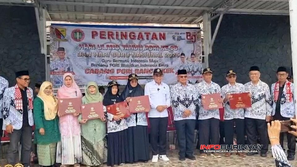 Upacara peringatan HUT PGRI ke-80 dan Hari Guru Nasional 2025 di Rancaekek dengan para guru penerima penghargaan berpose bersama jajaran pengurus dan tokoh pendidikan di SMAN 1 Rancaekek.