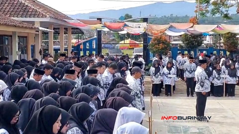 Upacara peringatan HUT PGRI ke-80 dan Hari Guru Nasional di Kecamatan Pasirjambu dengan barisan guru berseragam PGRI memenuhi halaman SDN Pasirjambu 3.