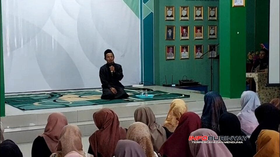 Ustadz Kakang menyampaikan kajian fiqih dan tasawuf dalam Pengajian Rutin Bulanan Desa Panyocokan di Aula Kantor Desa Panyocokan, disimak oleh jamaah dari tiga RW.