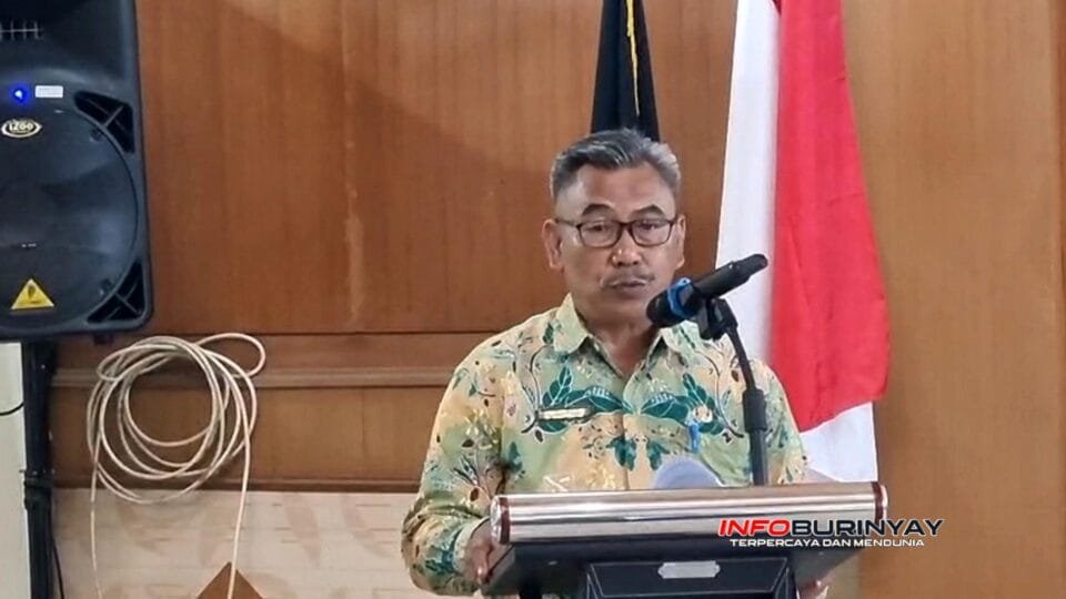 Wakil Direktur Umum dan Sumber Daya RSUD Majalaya, Agus Heri Zukari, menyampaikan paparan saat rapat sinergitas layanan kesehatan.